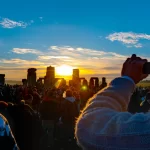 multitudinaria-celebracion-del-solsticio-de-verano-en-stonehenge-pese-a-vandalismo