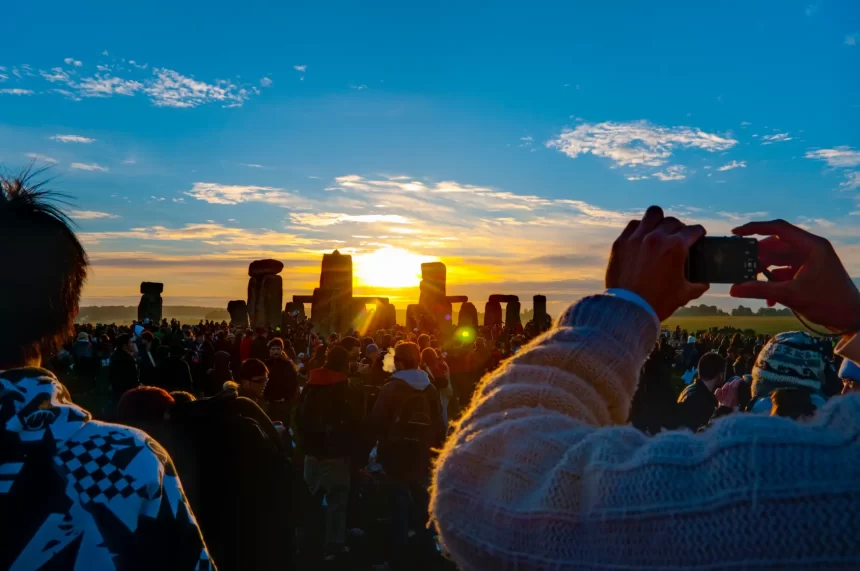 multitudinaria-celebracion-del-solsticio-de-verano-en-stonehenge-pese-a-vandalismo